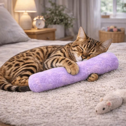 Coussin pour chat Félin’Nuage Câlin violet, chat endormi blotti contre un oreiller apaisant sur un lit
