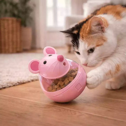 Distributeur de croquettes pour chat en forme de souris rose manipulé par une isabelle pour déclencher la distribution des croquettes