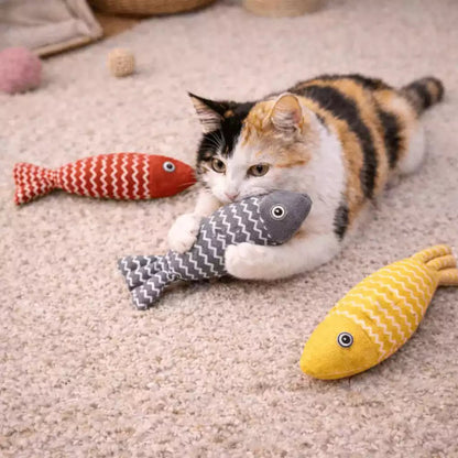 Jeu poisson pour chat avec une isabelle en plein jeu tenant le Féli’Fish gris tandis que le rouge et le jaune sont visibles sur le tapis