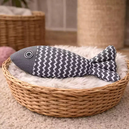 Jeu poisson pour chat Féli’Fish gris, présenté seul en intérieur dans un panier en osier