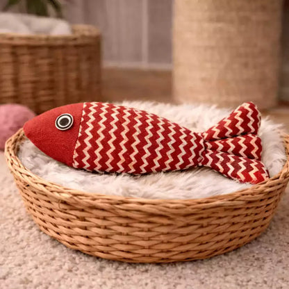 Jeu poisson pour chat Féli’Fish rouge, présenté seul en intérieur dans un panier tressé