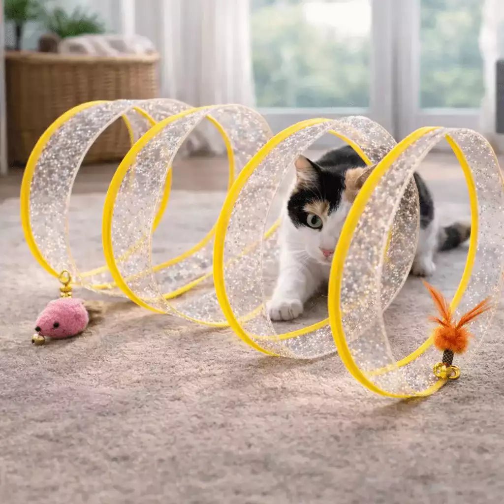 Jeu spirale pour chat Féli’Spirale Aventure jaune avec souris et plume, utilisé par un chat en intérieur