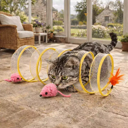 Jeu pour chat Féli’Spirale Aventure jaune, tunnel en spirale avec souris et plume, utilisé par un chat dans une véranda