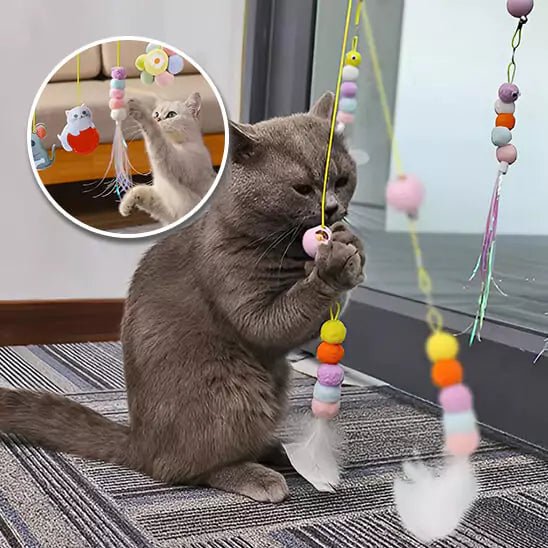 Deux chats jouant avec Voltige Féline, un jeu pour chat suspendu, orné de perles colorées et de plumes, idéal pour stimuler leur instinct de chasse