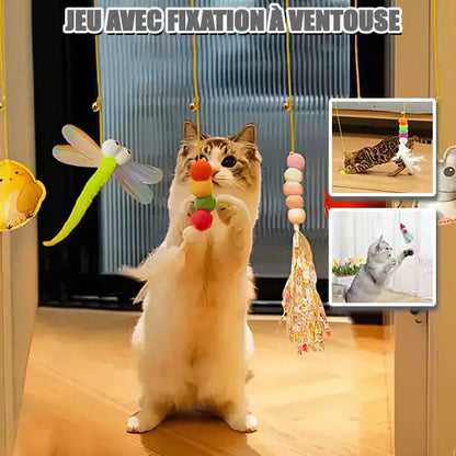 Trois chats captivés par Voltige Féline, jouet suspendu interactif à ventouse combinant perles colorées et plumes pour un divertissement félin sans fin