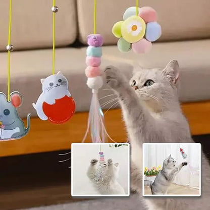 Chat gris jouant avec Voltige Féline, un jouet suspendu coloré, il stimule l’instinct de chasse de nos boules de poils