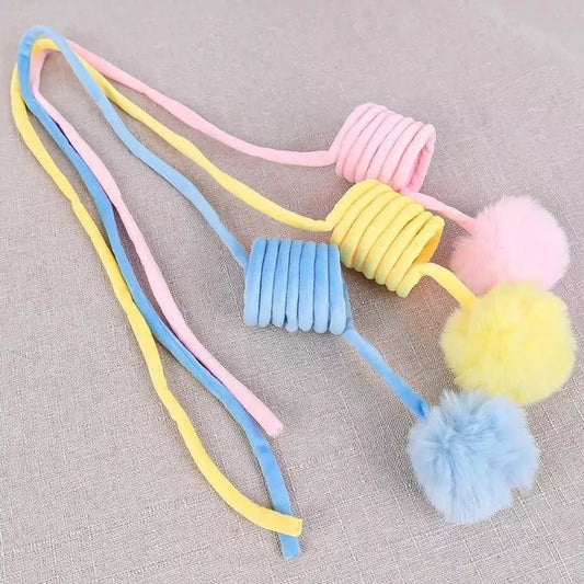 Jouet pour chat suspendu avec ressort en peluche – vue générale des trois couleurs pastel disponible (rose, jaune, bleu)