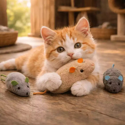 Jouet souris pour chat tenu entre les pattes d’un chaton après la capture de la proie