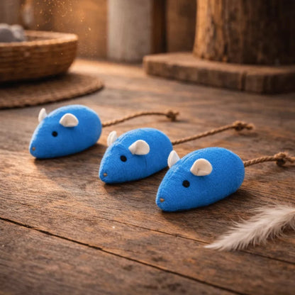 Jouet souris pour chat en pack de 3 bleu avec oreilles blanches posé sur surface en bois