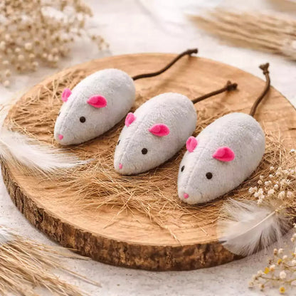 Jouet souris pour chat en pack de 3 gris clair avec oreilles roses présenté sur un rondin de bois naturel