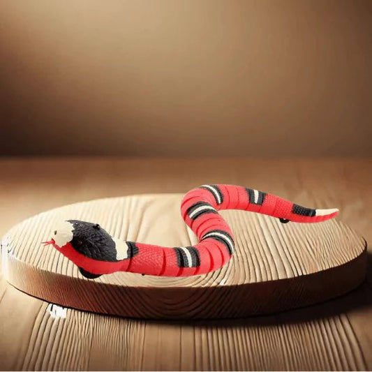 Jouets pour Chat - Repti'Félin rouge et noir, serpent réaliste exposé sur un support en bois