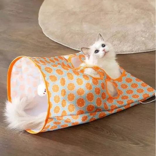 Jouets pour Chats – Tunnel CosyCat Orange, chat blanc confortablement installé, un refuge ludique pour explorer et s’amuser