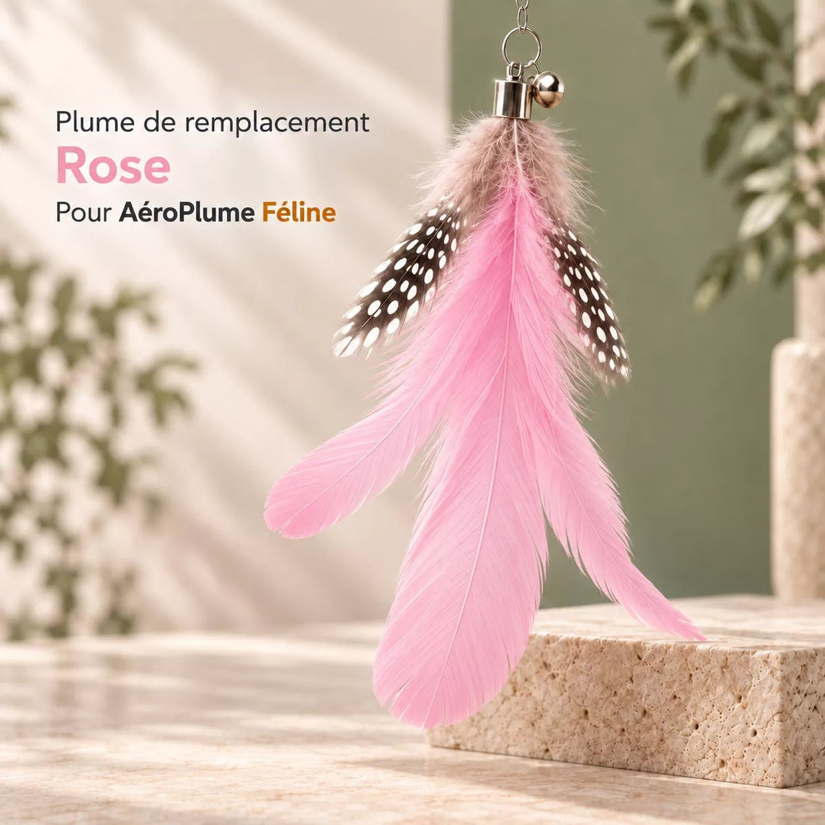 Plume pour chat rose de remplacement pour AéroPlume Féline, présentée en gros plan avec son anneau et son attache métallique