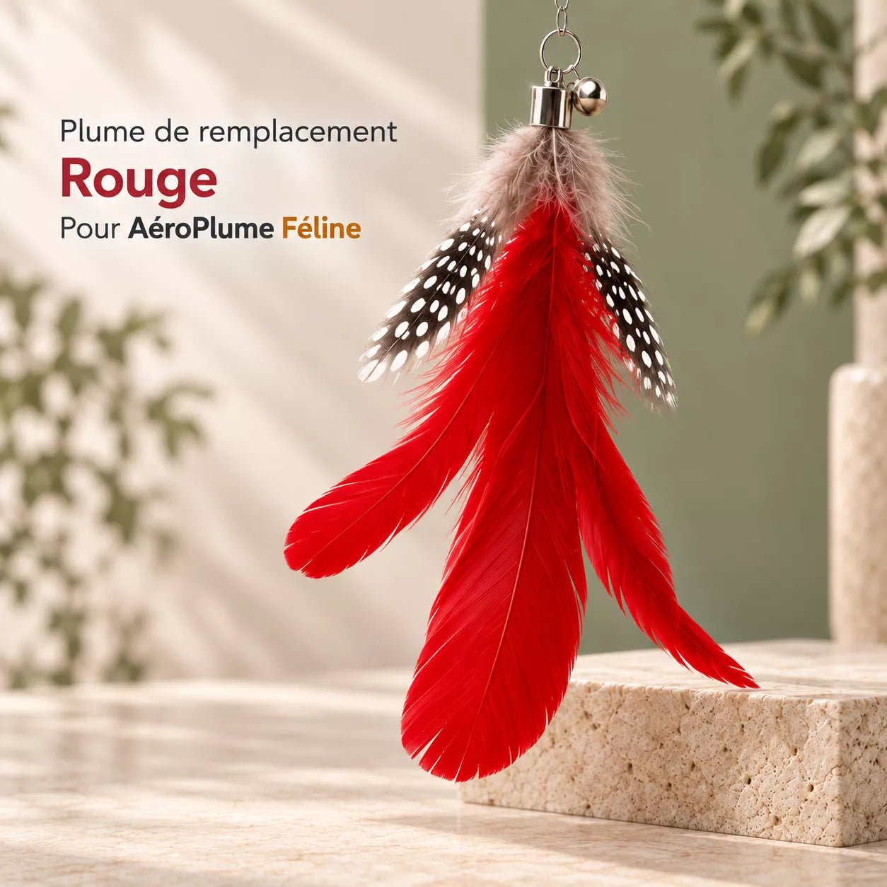 Plume pour chat rouge de remplacement pour AéroPlume Féline, présentée en gros plan avec son attache métallique