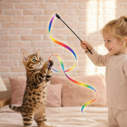 Ruban pour chat manipulé par une enfant créant un mouvement ondulé pendant qu’un chat se dresse sur les pattes arrière développant son instinct de chasse