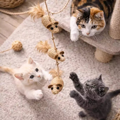 Souris pour chat en sisal avec plumes suspendues, vue du dessus, deux chatons jouant sous un arbre à chat en intérieur